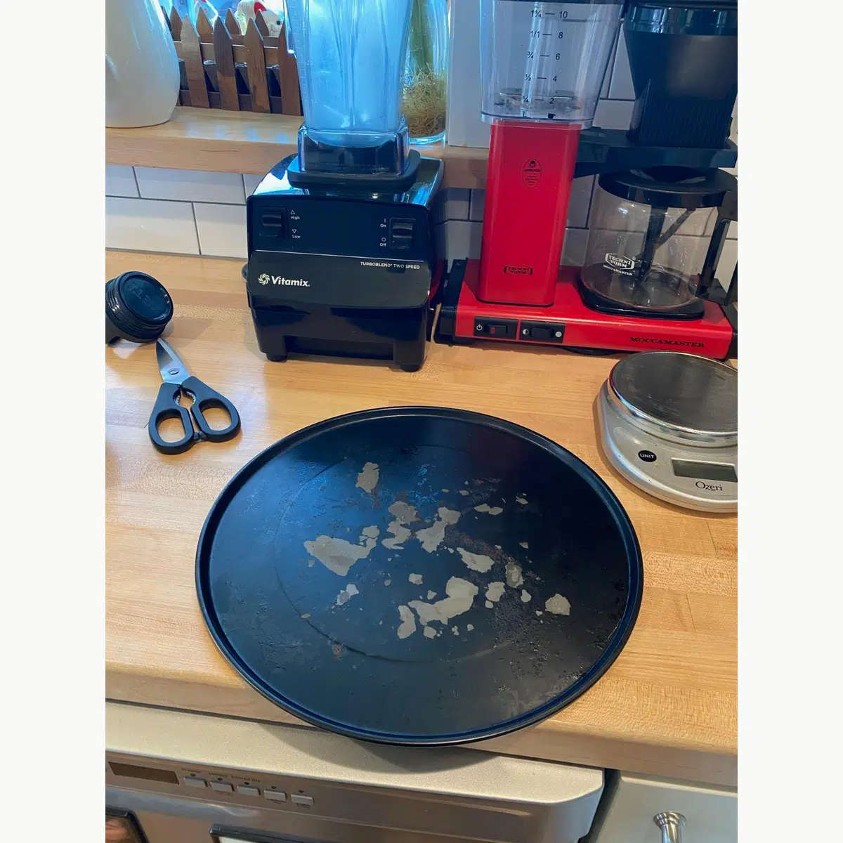 Good pan, bends a bit